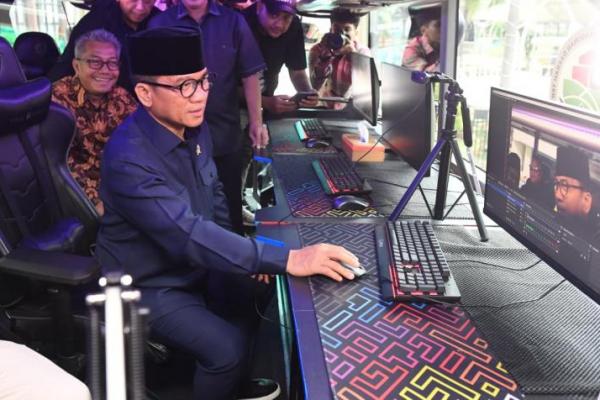 Menteri Desa dan Pembangunan Daerah Tertinggal (Mendes PDT) Yandri Susanto saat mencoba fasilitas bus esport (Foto: Humas Kemendes PDT) 