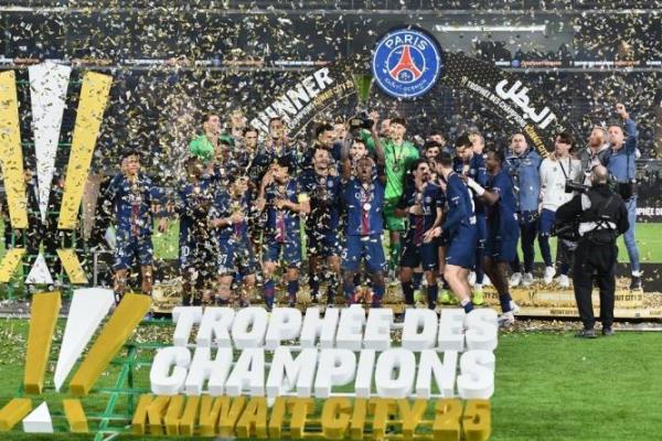 Para pemain PSG merayakan kemenangan usai laga Piala Super Prancis antara PSG vs Marseille di Kuwait City, Kuwait, Kamis, 8 Januari 2026 (Foto: AP Photo/Jaber Abdulkhaleg) 