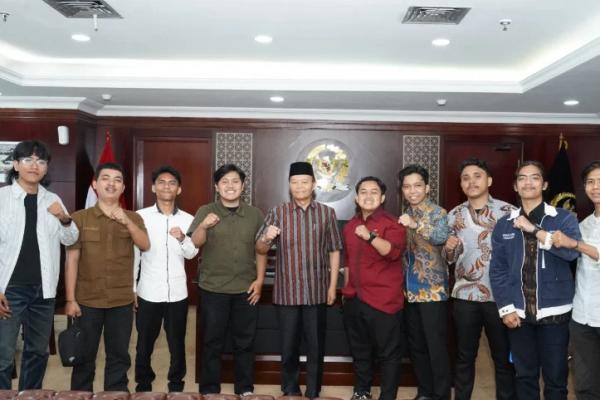 Wakil Ketua MPR RI Hidayat Nur Wahid menerima audiensi BEM PTMA Zona III di Kompleks Parlemen, Jakarta, membahas peran mahasiswa dalam demokrasi Indonesia (Foto: MPR) 