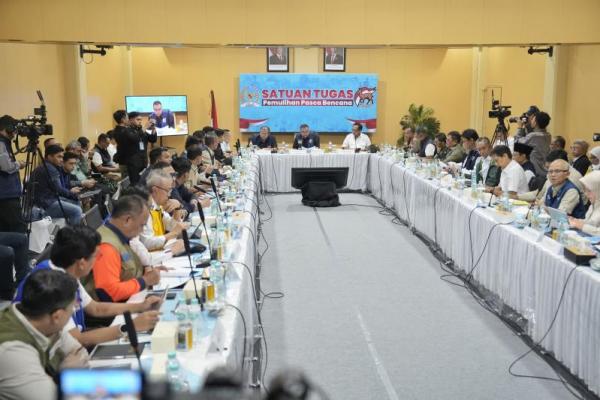 Wakil Ketua DPR RI Sufmi Dasco Ahmad memimpin Rapat Koordinasi Satgas Pemulihan Pascabencana (Galapana) DPR dengan Satgas Percepatan Rehabilitasi dan Rekonstruksi Pemerintah di Banda Aceh, Aceh, Sabtu (Foto: DPR) 