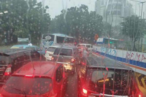 Sejumlah layanan mikrotrans mengalami pengalihan rute akibat hujan dan genangan air (Foto: /X/@PT_Transjakarta) 