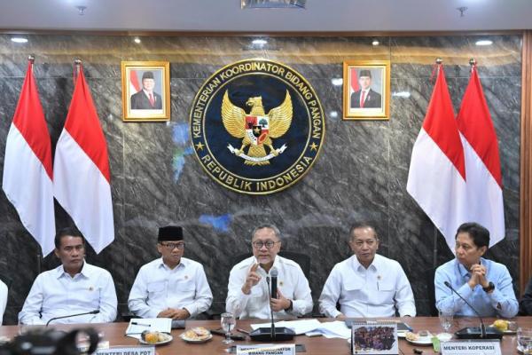 Mendes PDT Yandri Susanto dalam rapat koordinasi terbatas pelaksanaan program Kopdes Merah Putih, di Kantor Kementerian Koordinator Bidang Pangan (Foto: Humas Kemendes PDT) 