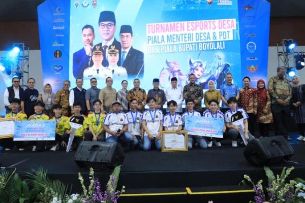 Menteri Desa dan Pembangunan Daerah Tertinggal (Mendes PDT) Yandri Susanto bersama jajaran Kemendes PDT saat menghadiri Grand Final Turnamen Esports Desa 2026 (Foto: Humas Kemendes PDT) 