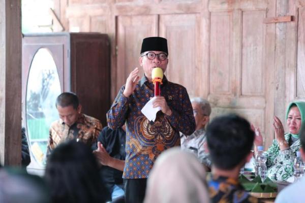 Menteri Desa dan Pembangunan Daerah Tertingga (Mendes PDT) Yandri Susanto saat dalam kegiatan Ngopi Bareng dengan para Kepala Desa bersama Wamendes PDT Ariza Patria, di Desa Banyuanyar, Kecamatan Ngampel, Kabupaten Boyolali, Selasa (13/1/2026) (Foto: Humas Kemendes PDT) 