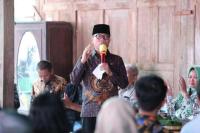 Menteri Desa dan Pembangunan Daerah Tertingga (Mendes PDT) Yandri Susanto saat dalam kegiatan Ngopi Bareng dengan para Kepala Desa bersama Wamendes PDT Ariza Patria, di Desa Banyuanyar, Kecamatan Ngampel, Kabupaten Boyolali, Selasa (13/1/2026) (Foto: Humas Kemendes PDT)