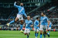 Pemain baru Manchester City, Antoine Semenyo berselebrasi bersama rekan timnya setelah kembali mencacatkan namanya di papan skor (Foto: Manchester City)