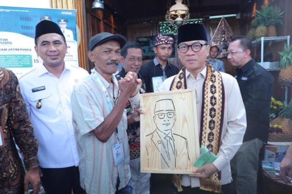 Menteri Desa dan Pembangunan Daerah Tertinggal (Mendes PDT) Yandri Susanto menghadiri Pameran Produk Unggulan dan Pasar Murah di Kawasan Indrokilo Desa Butuh, Mojosongo, Kabupaten Boyolali (Foto: Humas Kemendes PDT) 