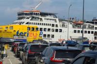 Sejumlah kendaraan sedang proses boarding ke kapal penyeberangan. Foto: asdp/katakini