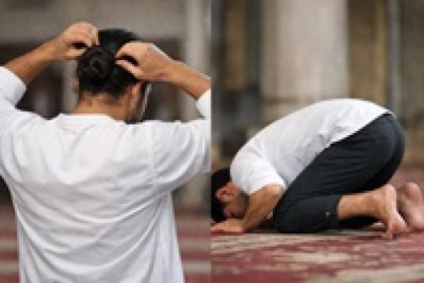 Ilustrasi foto laki-laki mengikat rambut sebelum shalat 