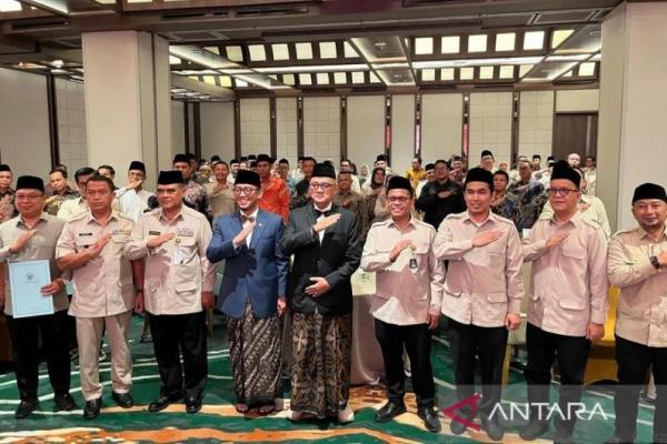 Menteri Haji dan Umrah RI Mochammad Irfan Yusuf, Wakil Menteri Haji dan Umrah RI Dahnil Anzar Simanjuntak, berfoto bersama para Kanwil Kemenhaj seusai penyerahan dana kelola haji di Jakarta (Foto: Ant/Asep Firmansyah) 