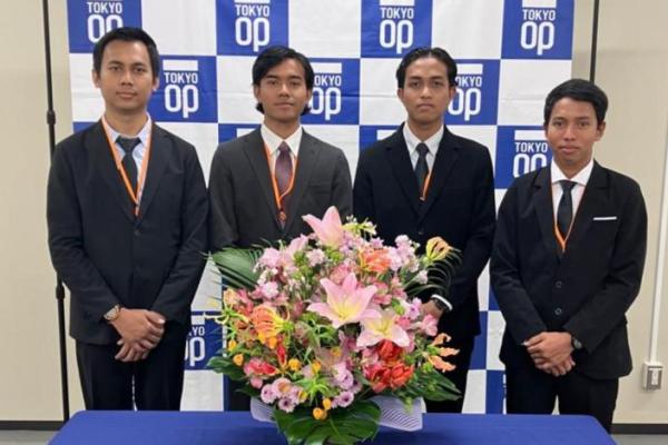 Empat alumni Akademi Penerbangan Indonesia (API) Banyuwangi, Jawa Timur yang bekerja di Bandara Haneda, Jepang. Foto: bpsdmp/katakini 