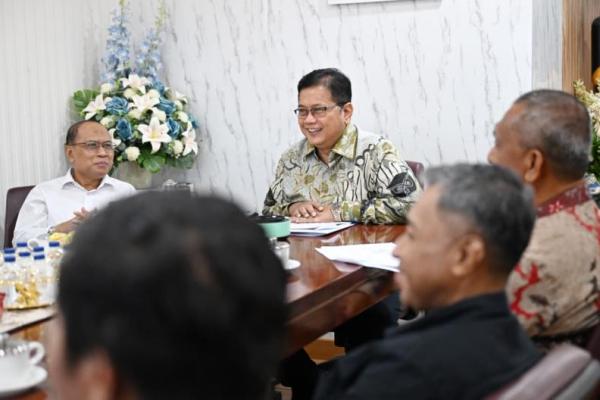 Wakil Menteri Transmigrasi (Wamentrans) Viva Yoga Mauladi saat menerima audiensi dari Wakil Bupati Muna La Ode Asrafil (Foto: Humas Kementrans) 