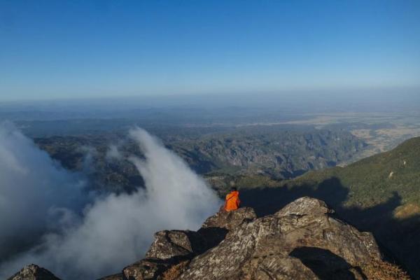 Gunung Bulusaraung di Kabupaten Pangkajene dan Kepulauan (Pangkep), Sulawesi Selatan, serta pemandangan karst di sekitarnya (Foto: Indonesia Kaya) 