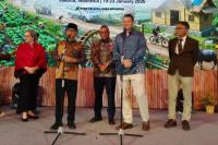 Menteri Desa dan Pembangunan Daerah Tertinggal, Yandri Susanto (dua dari kiri) dalam konferensi pers usai membuka acara Workshop Global Knowledge Exchange on Community-Driven Approaches for Resilience yang diselenggarakan Kemendes PDT bekerja sama dengan Bank Dunia di Jakarta, pada Senin (19/1) (Foto: Vaza/Katakini.com)
