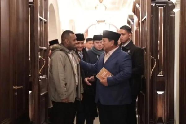 Presiden Prabowo Subianto (kanan) bertemu dengan mahasiswa asal Papua Steve Mara (kiri) di London, Inggris (Foto: Tim Media Presiden Prabowo) 