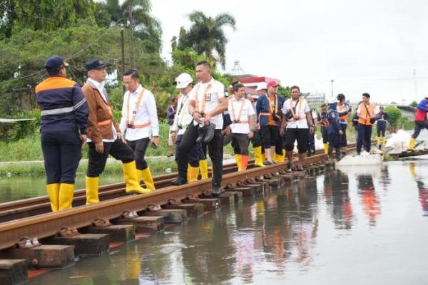 Menteri Perhubungan Dudy Purwagandhi saat meninjau rel kereta api yang terendam banjir di lintas Pekalongan Jawa Tengah, Rabu (21/1/2026). Foto: kai/katakini 
