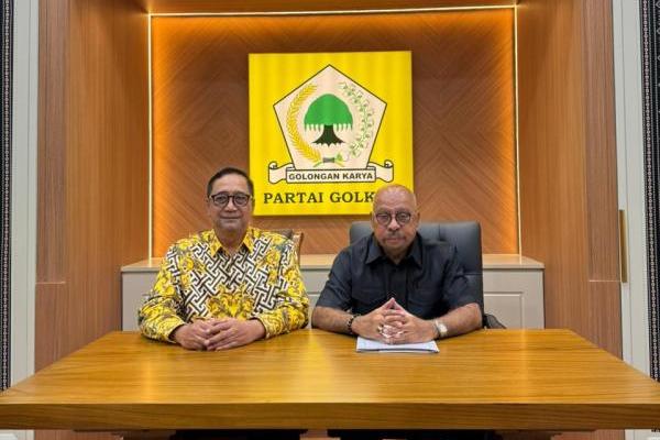 Ketua Fraksi Partai Golkar MPR RI Melchias Markus Mekeng (kanan) saat memberikanketerangan pers di Jakarta, Rabu (21/1/2026). Foto: dpr/katakini 