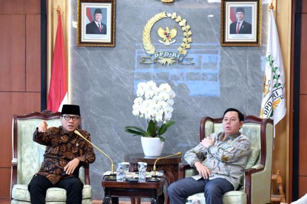 Mendes PDT Yandri Susanto saat menemui Ketua DPD Sultan Baktiar Najamudin Gedung Nusantara III, Senayan, Jakarta, Jumat (23/1/2026) (Foto: Humas Kemendes PDT) 