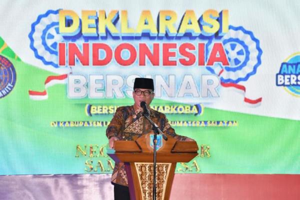 Mendes PDT Yandri Susanto saat menghadiri Akselerasi Asta Cita Presiden RI dalam Rangka Mewujudkan Kabupaten Bersih Narkoba (Bersinar) Menuju Indonesia Emas di GOR Bukit Tunjuk, Kabupaten Lahat, Sumatera Selatan, Kamis (22/1/2026) (Foto: Humas Kemendes PDT) 