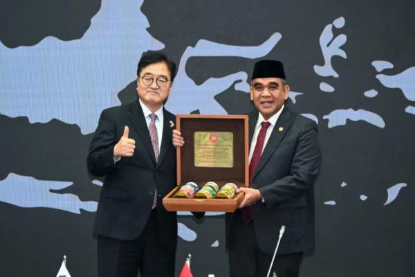 Ketua MPR RI, Ahmad Muzani, menerima kunjungan Ketua Majelis Nasional Korea Selatan, Woo Won-shik, di Kompleks Parlemen, Jakarta, Kamis (22/1/2026), dalam rangka penguatan kerja sama parlemen Indonesia–Korea (Foto: MPR) 