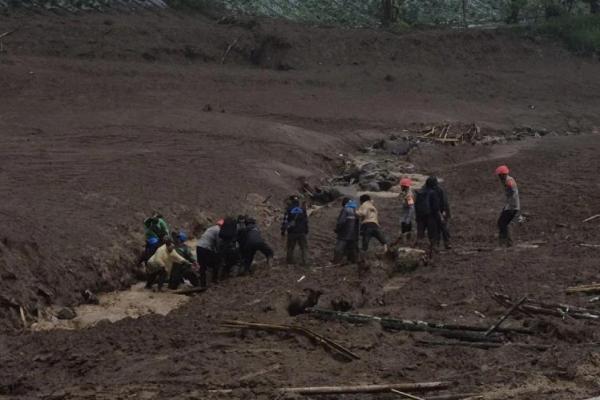 Proses evakuasi korban longsor di Kampung Pasirkuning, Desa Pasirlangu, Cisarua, Kabupaten Bandung Barat pada Sabtu (Foto: Antara/Ilham Nugraha) 