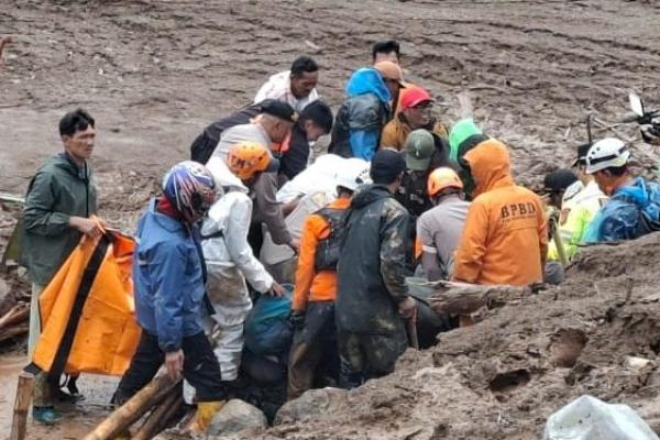 Proses pencarian korban longsor Cisarua, Kabupaten Bandung Barat (Foto: Tribratanews Polda Jabar) 