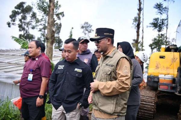 Wakil Gubernur Jawa Barat (Jabar), Erwan Setiawan meninjau lokasi terdampak bencana tanah longsor di di Desa Pasirlangu, Kecamatan Cisaru, Kabupaten Bandung Barat, Jabar, Minggu (Foto: Pemprov Jabar) 