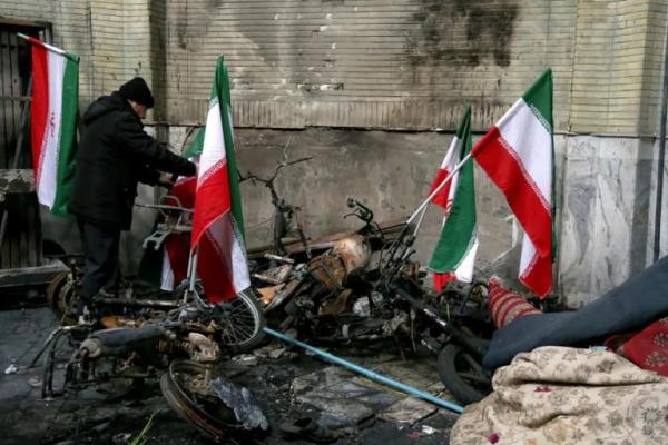 Kendaraan-kendaraan yang rusak selama kerusuhan baru-baru ini terlihat di Teheran, Iran pada 21 Januari 2026 (Foto: Xinhua/Shadati) 