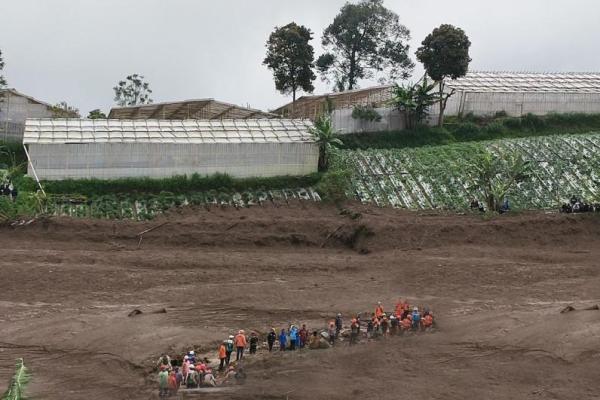 Proses evakuasi korban longsor di Desa Pasirlangu, Cisarua, Kabupaten Bandung Barat (Foto: Kementerian ESDM) 