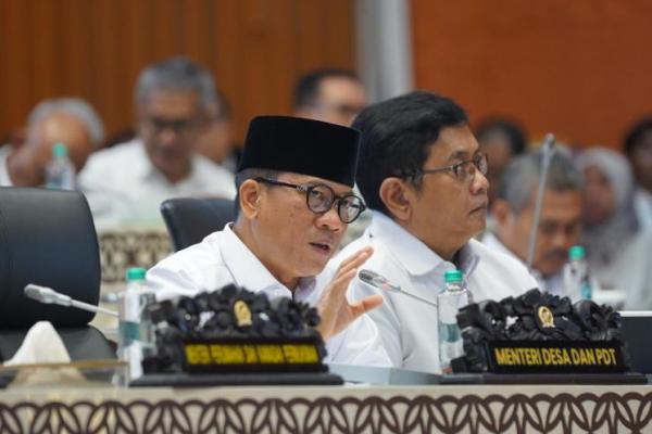 Menteri Desa dan Pembangunan Daerah Tertinggal (Mendes PDT) Yandri Susanto saat rapat dengar pendapat (RDP) dengan Komisi V Dewan Perwakilan Rakyat Republik Indonesia (DPR RI) di ruang rapat komisi V DPR RI, Senayan (Foto: Humas Kemendes PDT) 