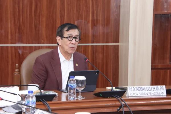 Ketua BP MPR RI, Yasonna Laoly, memimpin Rapim BP MPR RI yang menetapkan agenda kajian konstitusi 2026 serta program Gema Konstitusi bagi mahasiswa (Foto: MPR) 