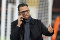 Pelatih kepala Chelsea, Liam Rosenior, memberi isyarat sebelum pertandingan Liga Inggris melawan Fulham di Craven Cottage, Kamis (8/1/2026) (Foto: AP Photo/Dave Shopland)