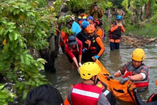 Tim SAR gabungan mengevakuasi jenasah ibu rumah tangga berinisial SN (44) usai tenggelam di Danau Griya Asri 2 Sumberjaya, Kecamatan Tambun Selatan, Kabupaten Bekasi, Kamis (FotANTARA/Pradita Kurniawan Syah) 