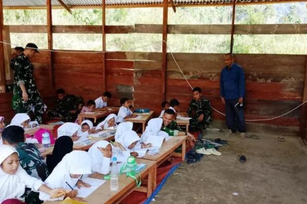 Situasi belajar mengajar di sekolah sementara di Beutong Ateuh, Kecamatan Beutong Ateuh Banggalang, Kabupaten Nagan Raya, Aceh pascabencana (Foto: MPD Nagan Raya) 