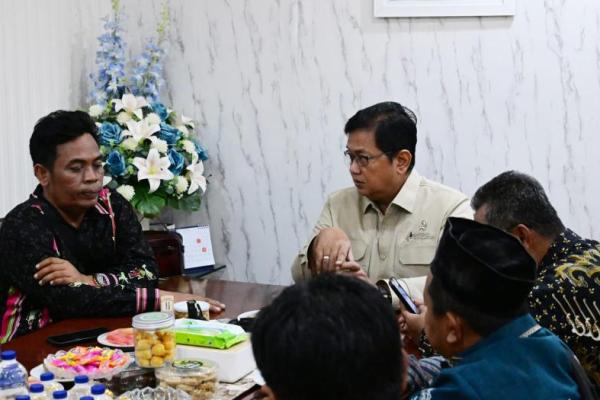 Wakil Menteri Transmigrasi (Wamentrans) Viva Yoga Mauladi saat menerima kunjungan dari  tujuh kepala desa di ruang kerjanya, Gedung C, Kompleks Kantor Kementerian Transmigrasi (Foto: Humas Kementrans) 