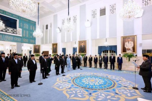 Presiden RI Prabowo Subianto resmi melantik Ketua Harian dan Anggota Dewan Energi Nasional dari unsur pemerintah dan pemangku kepentingan untuk periode 2026-2030, di Istana Negara, Jakarta, pada Rabu (Foto: Kementerian ESDM) 