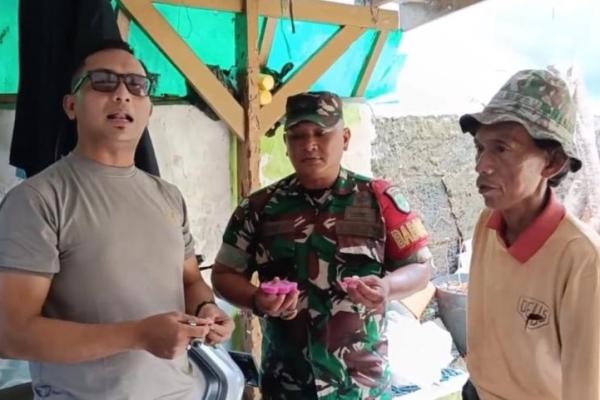 Tangkapan layar video viral Babinsa Koramil Kemayoran Serda Heri Purnomo dan anggota Polri Aiptu Ikhwan Mulyadi saat menuding Sudrajat menjajakan makanan berbahan spons.  