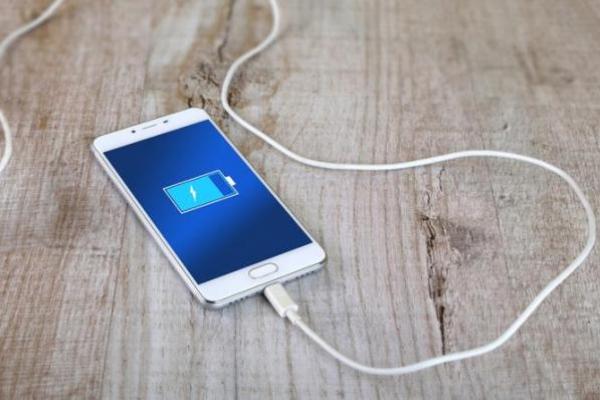 Ilustrasi - HP sedang dicas (Foto: Eraspace/Verizon) 