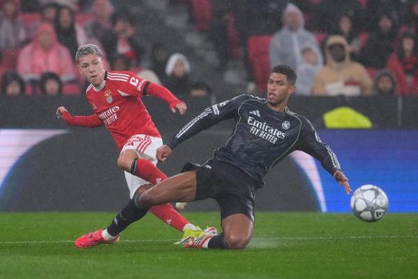 Gianluca Prestianni berebut bola dengan Jude Bellingham dalam laga Liga Champions antara Benfica vs Real Madrid di Lisbon, 29 Januari 2026 (Foto: AP Photo/Armando Franca) 