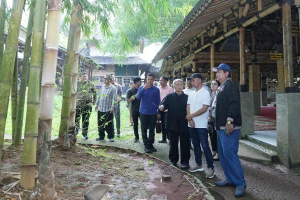 Wakil Menteri Transmigrasi (Wamentrans) Viva Yoga Mauladi saat berkunjung ke Padepokan Kabuyutan Muara Beres, Padepokan Bambu Indonesia di Cibinong, Kabupaten Bogor, Jawa Barat (Foto: Humas Kementrans) 