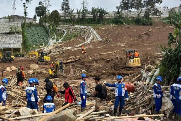 Tim SAR gabungan saat melakukan proses pencarian korban longsor di Kecamatan Cisarua, Kabupaten Bandung Barat, Jawa Barat, Senin (2/2/2026) (Foto: ANTARA/Rubby Jovan) 