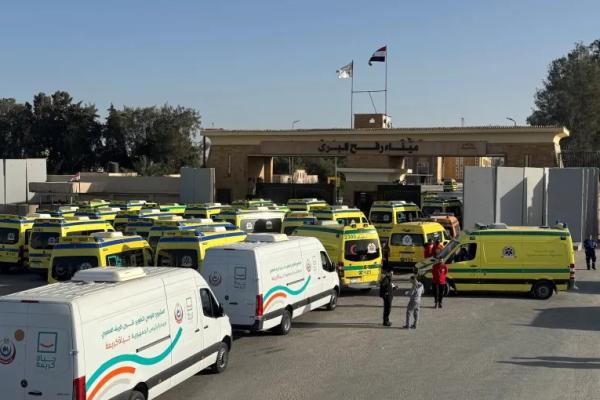 Ambulans menunggu di sisi Mesir di perbatasan Rafah untuk memasuki Jalur Gaza, 1 Februari 2026 (Foto: AFP) 