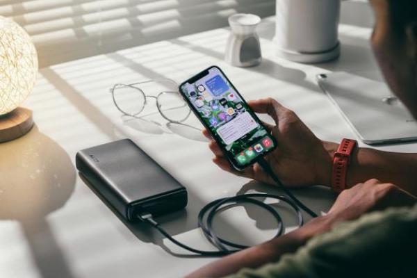 Ilustrasi - power bank yang sedang digunakan untuk cas hp (Foto: IM Zion/Unsplash) 