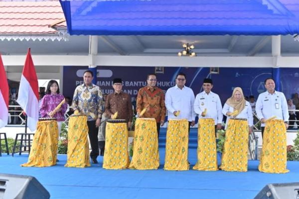 Menteri Desa dan Pembangunan Daerah Tertinggal (Mendes PDT) Yandri Susanto dalam Peresmian Posbankum Desa/Kelurahan dan Pembukaan Pelatihan Paralegal Desa/Kelurahan di Kantor Gubernur Provinsi Sulawesi Tengah (Humas Kemendes PDT) 