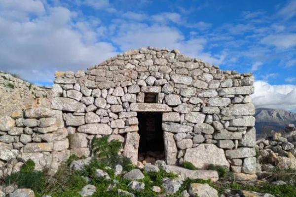 Struktur bangunan megalitik khas Deep Mani, yang ditandai dengan penggunaan balok-balok batu berukuran sangat besar (Foto: Live Science) 