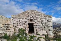 Struktur bangunan megalitik khas Deep Mani, yang ditandai dengan penggunaan balok-balok batu berukuran sangat besar (Foto: Live Science)