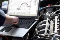 Ilustrasi - seorang mekanik mobil sedang mengecek mesin (Foto: linkedin)