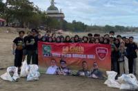 Dewan Komando Wilayah (DKW) Panji Bangsa Bali menggelar kegiatan Go Green berupa aksi bersih-bersih pantai di Pantai Kuta, Kabupaten Badung (Foto: Ist)