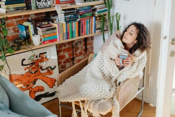 Ilustrasi - orang sedang masuk angin (Foto: Pexels/Kaboompics.com) 