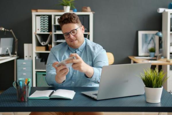 Ilustrasi - seorang pria sedang bekerja (Foto: Unplash) 